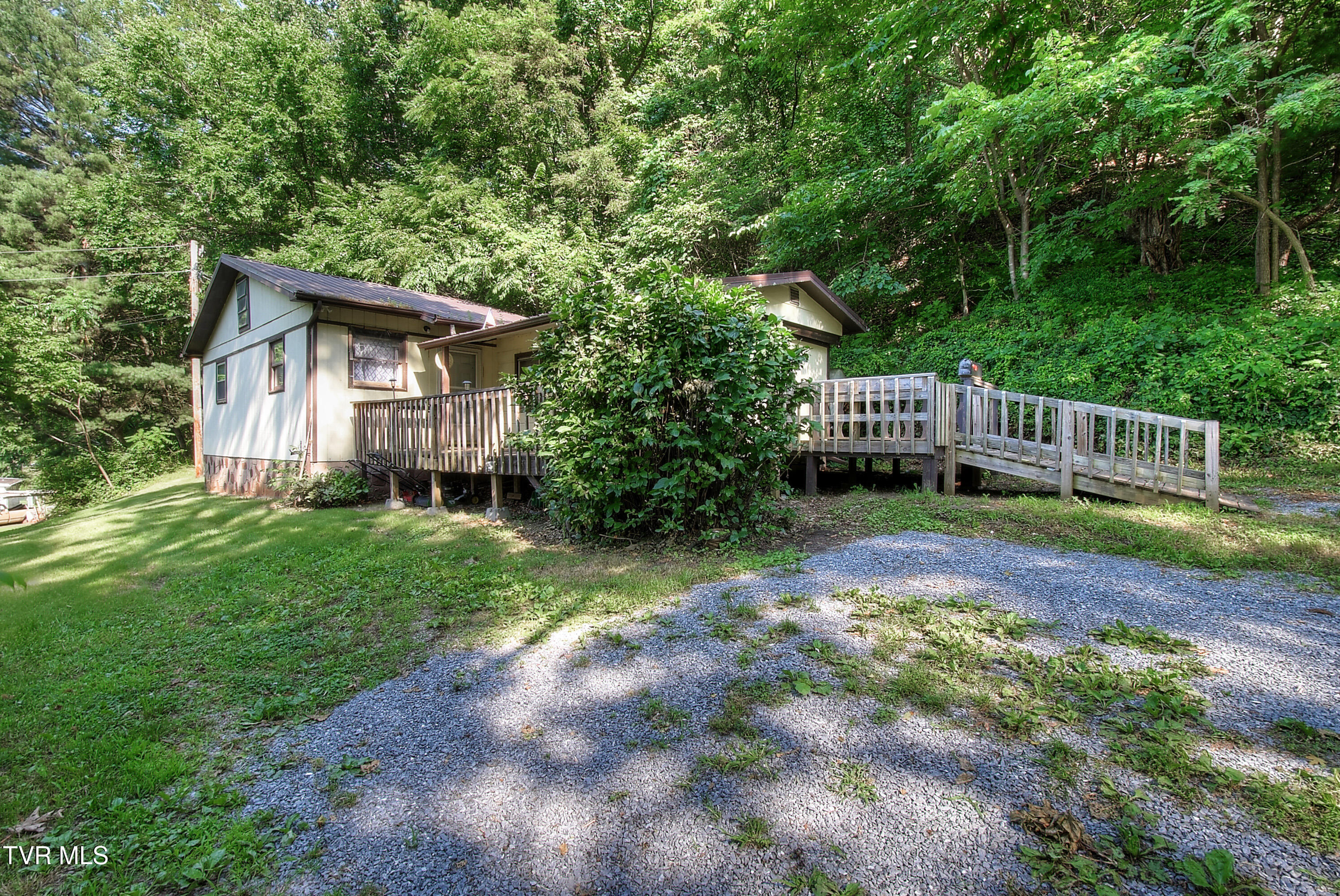 3018 Siam Road Elizabethton, TN 37643 - Photo 3 of 25 2