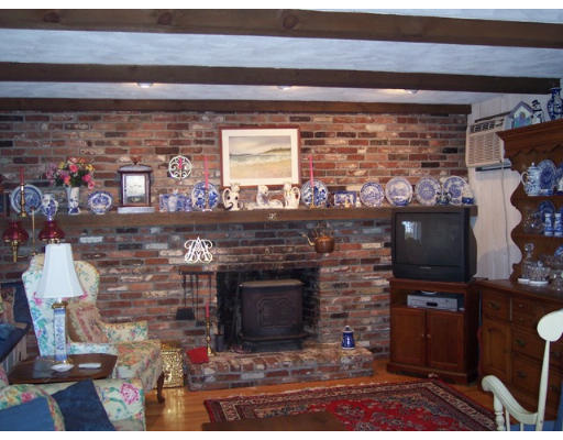 6 Sunset Road Stoneham, MA 02180 - Photo 2 of 9 Gallery Image 2