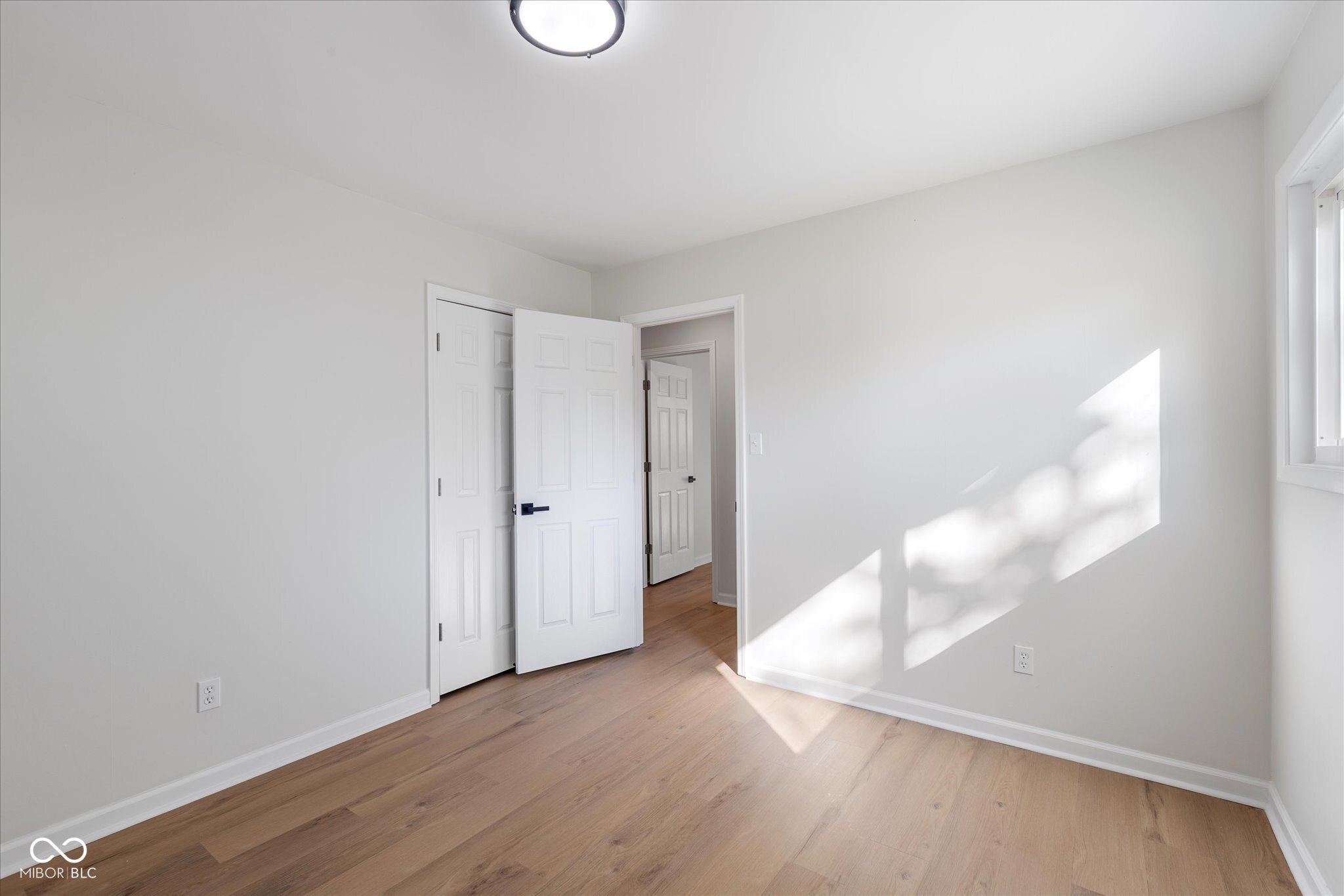 975 Burbank Road Indianapolis, IN 46219 - Photo 14 of 20