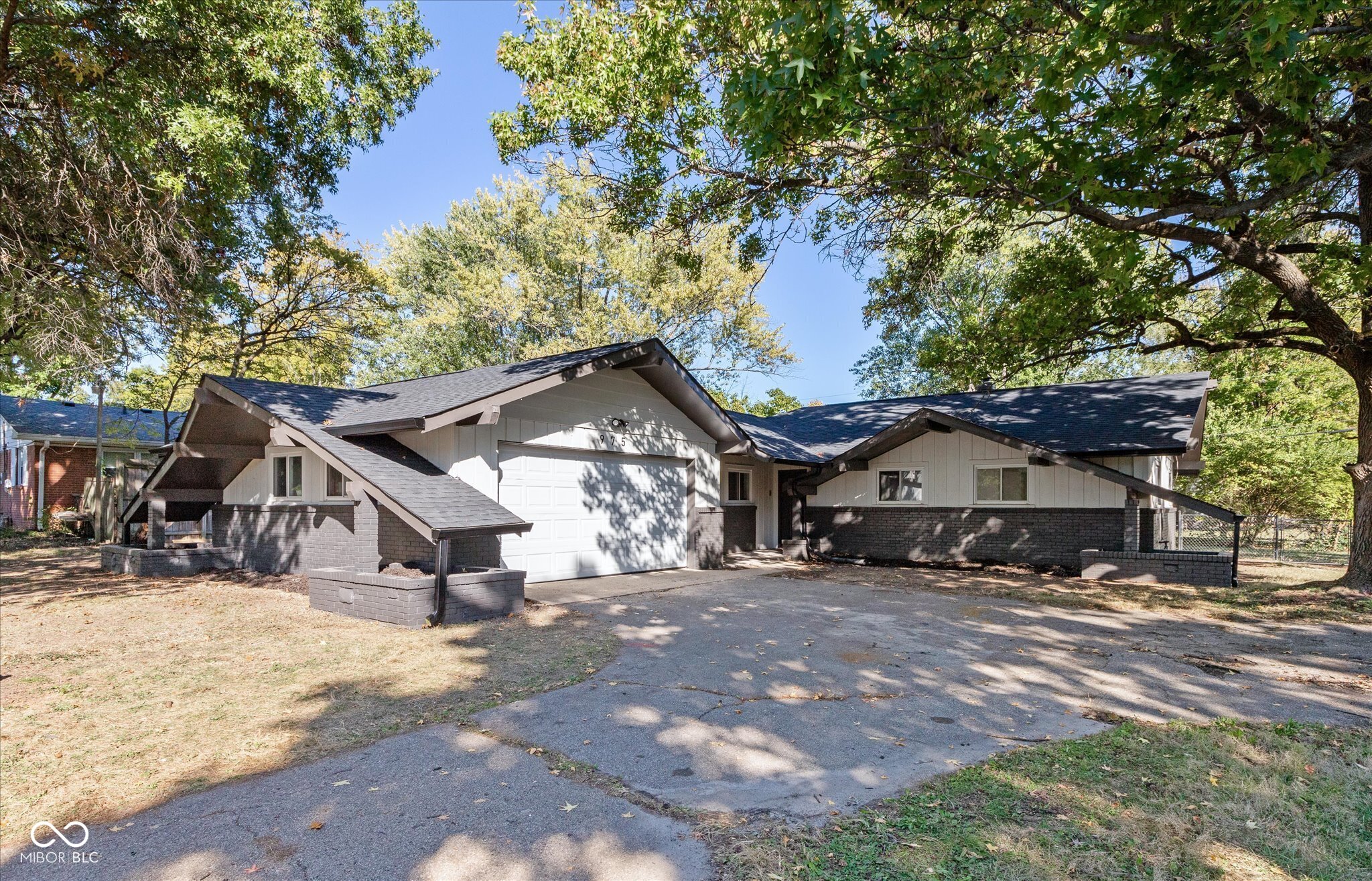 975 Burbank Road Indianapolis, IN 46219 - Photo 2 of 20