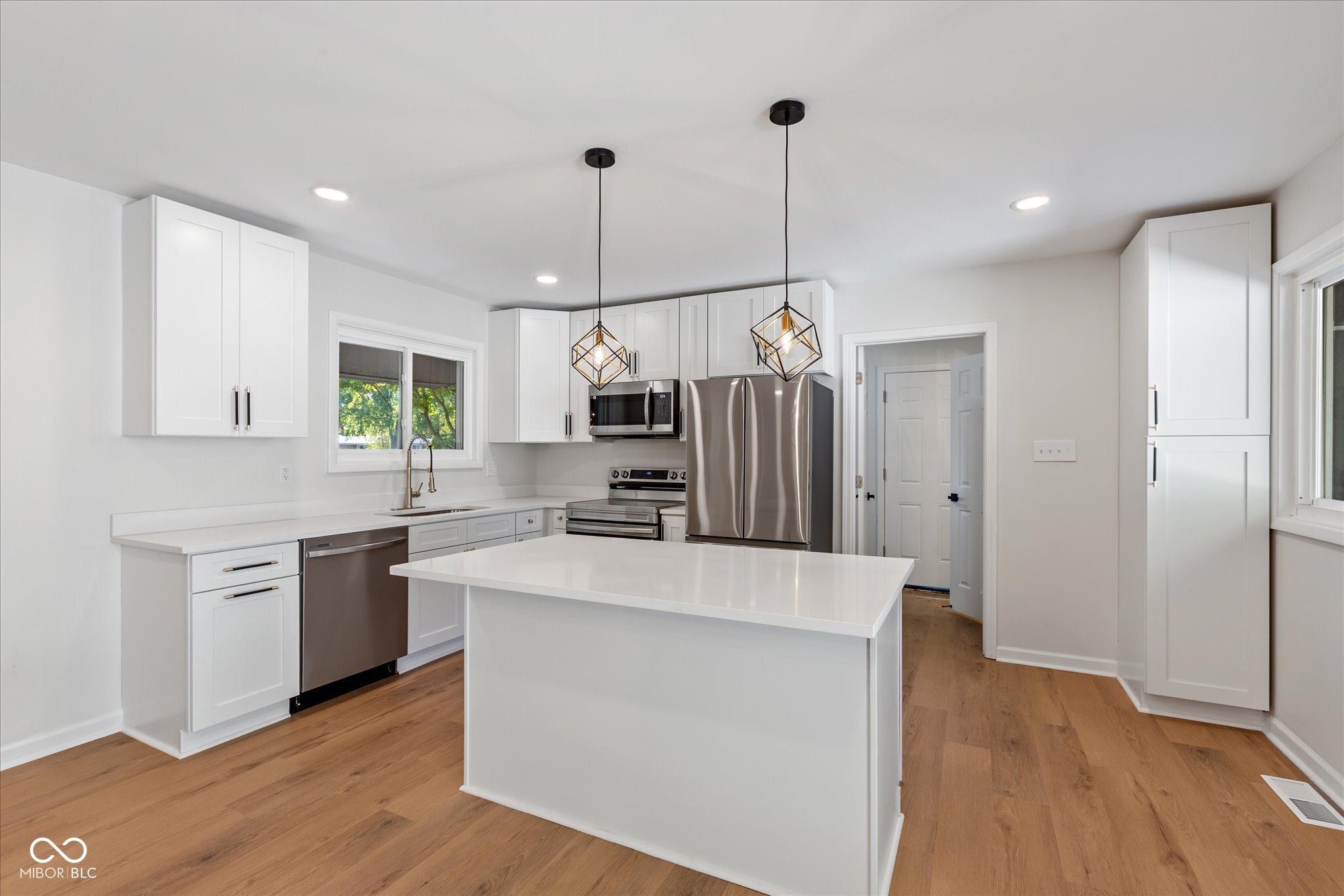 975 Burbank Road Indianapolis, IN 46219 - Photo 4 of 20