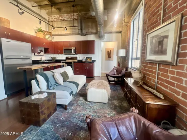 $2,500 | 114 West Adams Street, Unit 1007, Phoenix, AZ 85003