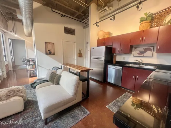 $2,500 | 114 West Adams Street, Unit 1007, Phoenix, AZ 85003