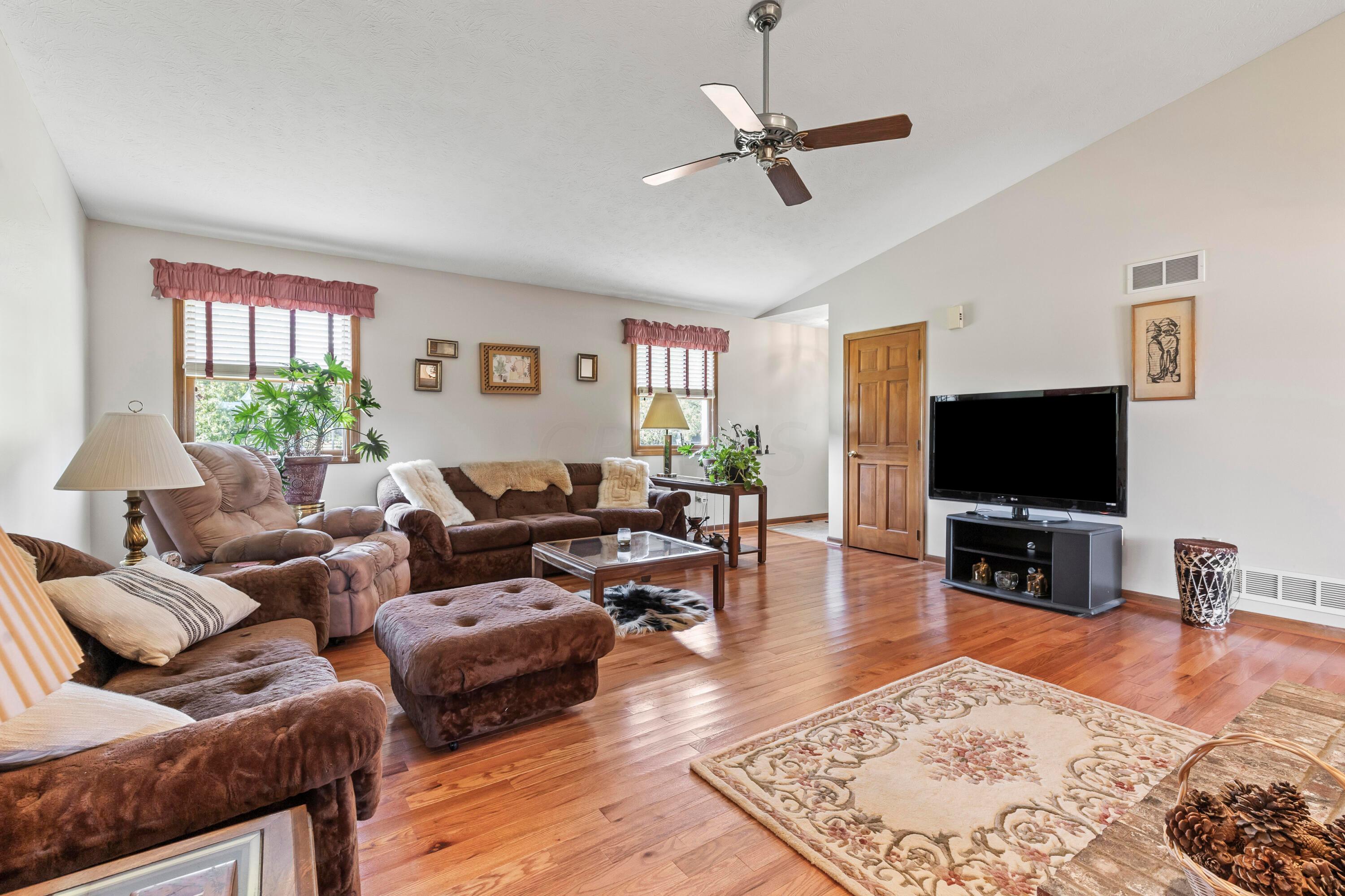 4947 Summit Road Southwest Pataskala, OH 43062 - Photo 8 of 38 GREAT ROOM