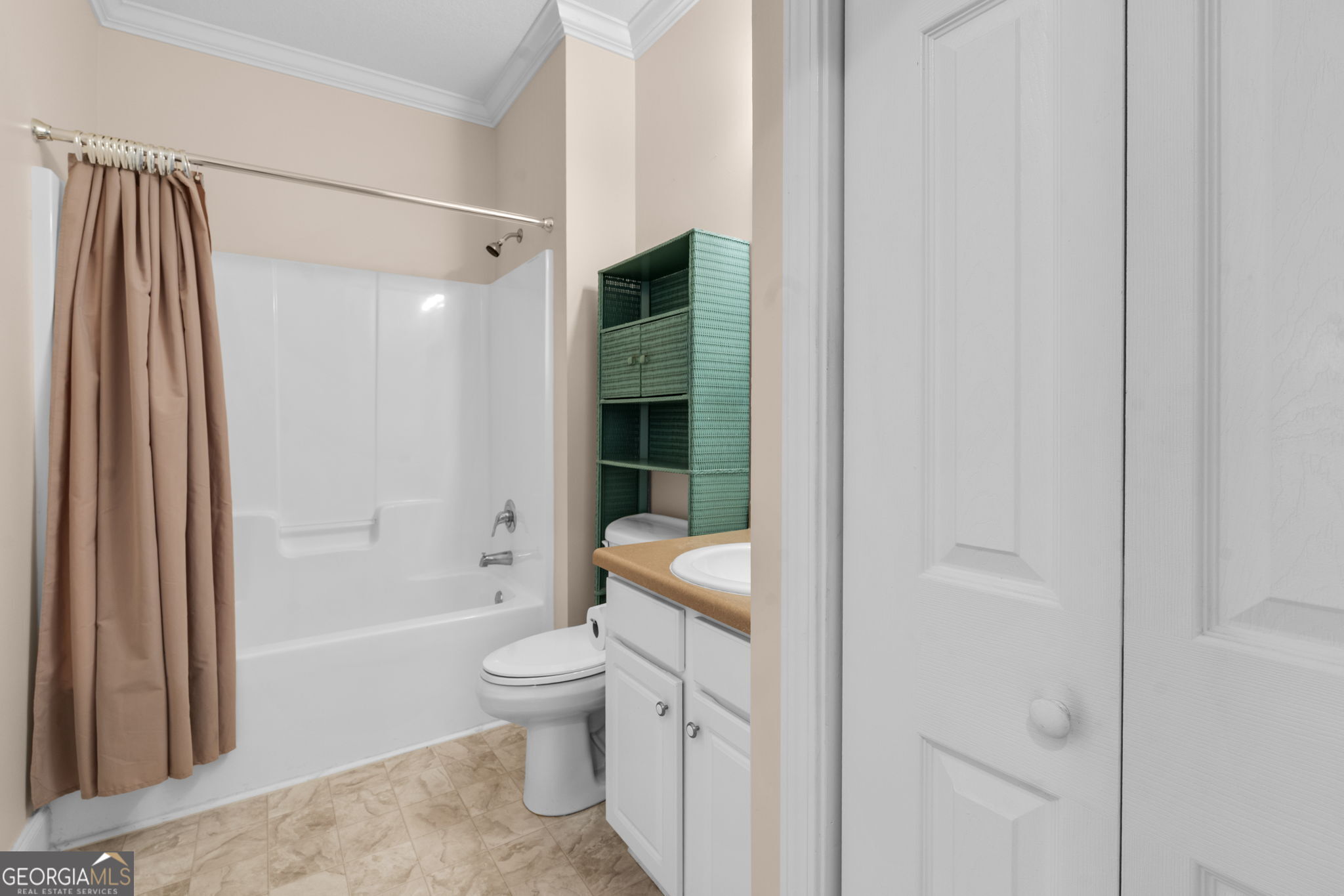 310 Pebble Beach Drive Perry, GA 31069 - Photo 13 of 42 a bathroom with a toilet a sink and shower