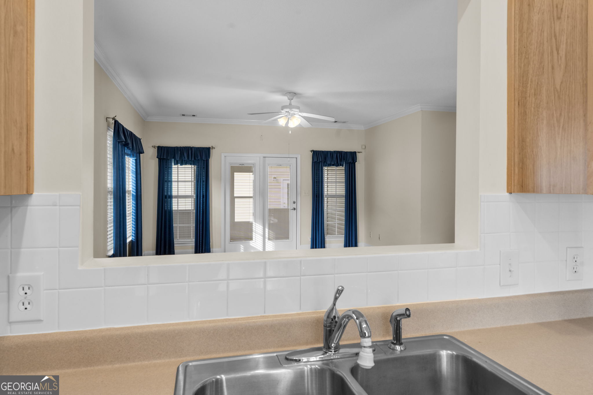 310 Pebble Beach Drive Perry, GA 31069 - Photo 9 of 42 a bathroom with a sink and a mirror