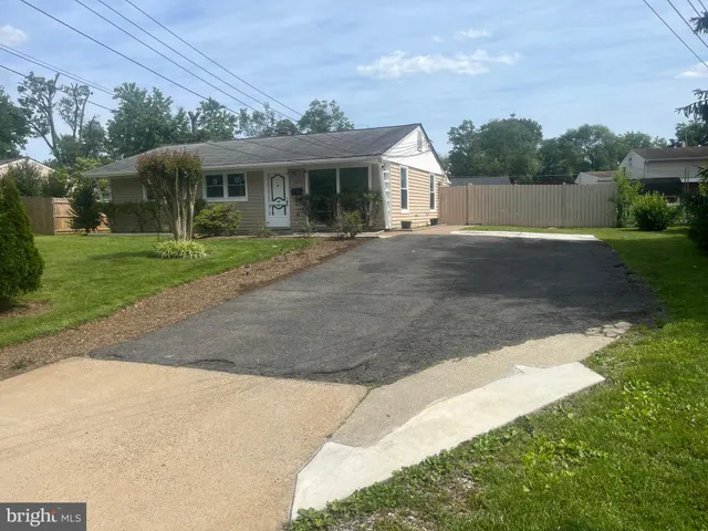 a view of house with a yard