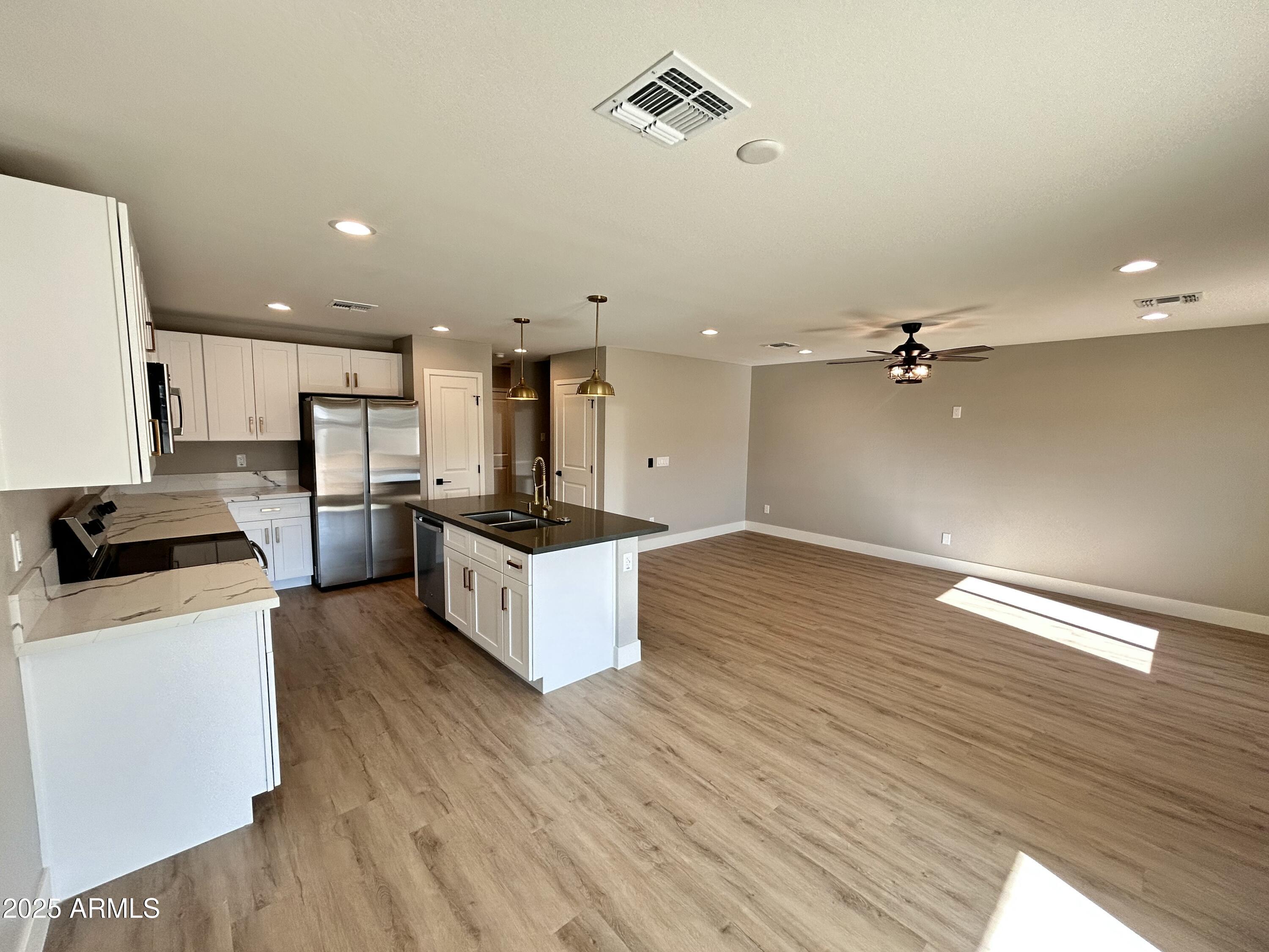 905 West Dobbins Road Phoenix, AZ 85041 - Photo 3 of 17 IMG_8078 (1)