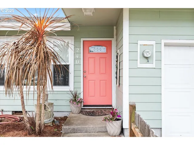 $464,999 | 240 Northeast 10th Court, Newport, OR 97365