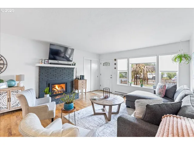 $464,999 | 240 Northeast 10th Court, Newport, OR 97365