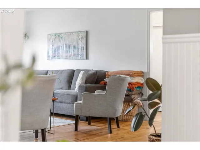 $464,999 | 240 Northeast 10th Court, Newport, OR 97365