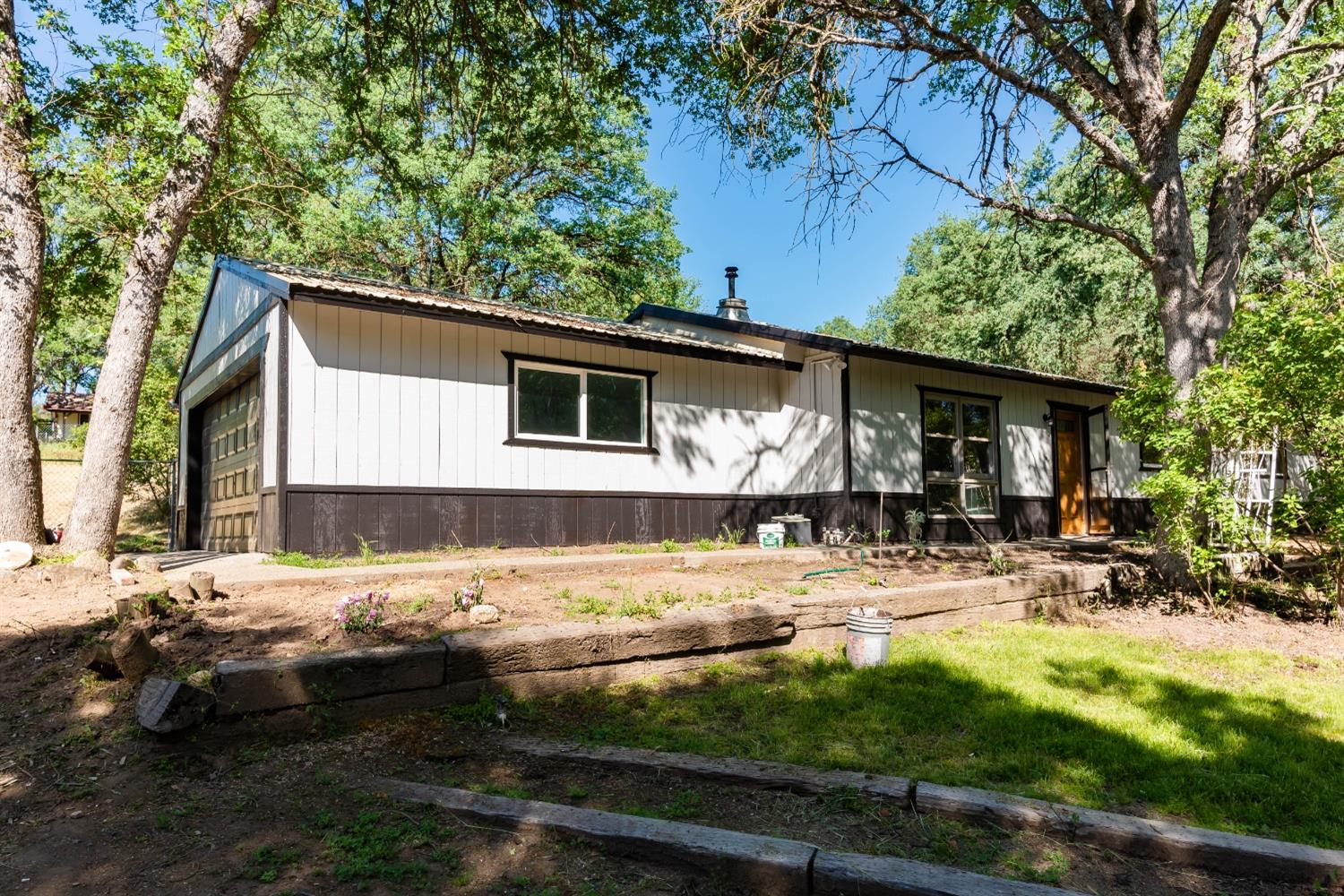 a view of a house with backyard and sitting area