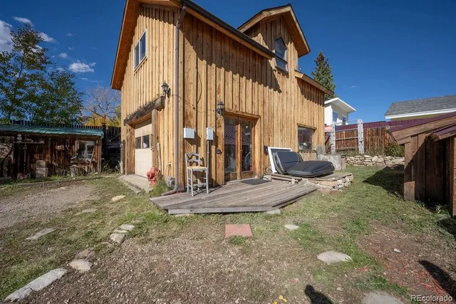 a view of a house with backyard
