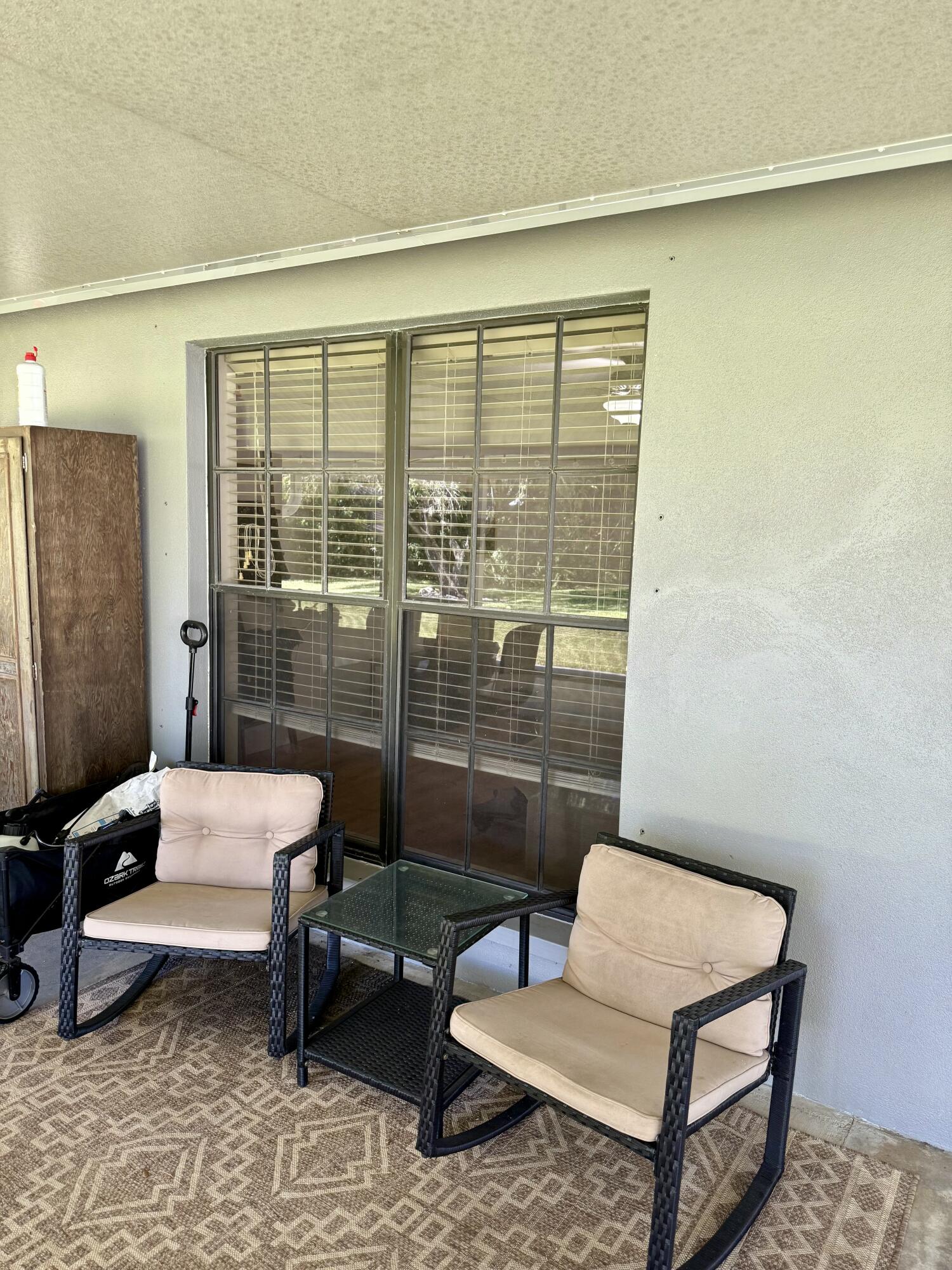 411 West Avenida Del Rio Clewiston, FL 33440 - Photo 26 of 29 a living room with furniture and a window
