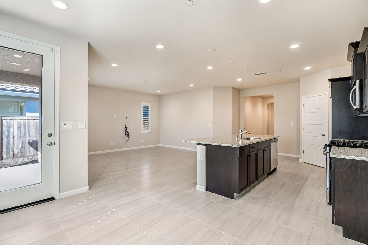 642 Stone Crest Avenue Madera, CA 93636 - Photo 8 of 38