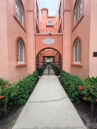$2,800 | 1221 North Palm Avenue, Unit 204, Sarasota, FL 34236