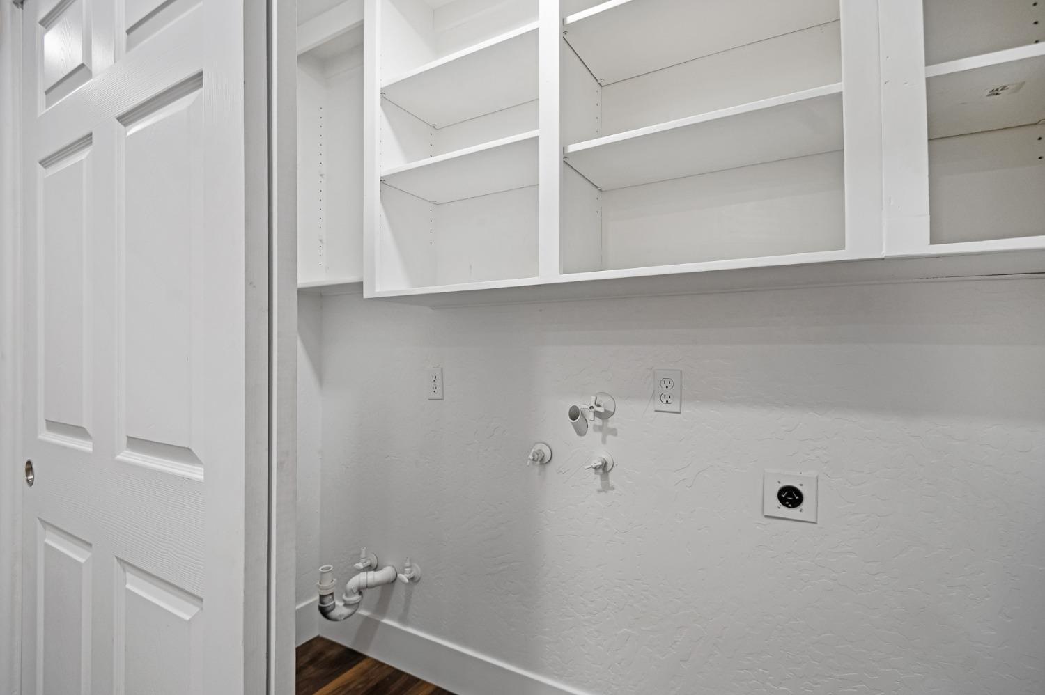 325 West Bush Street Lemoore, CA 93245 - Photo 18 of 55 a bathroom with a bathtub