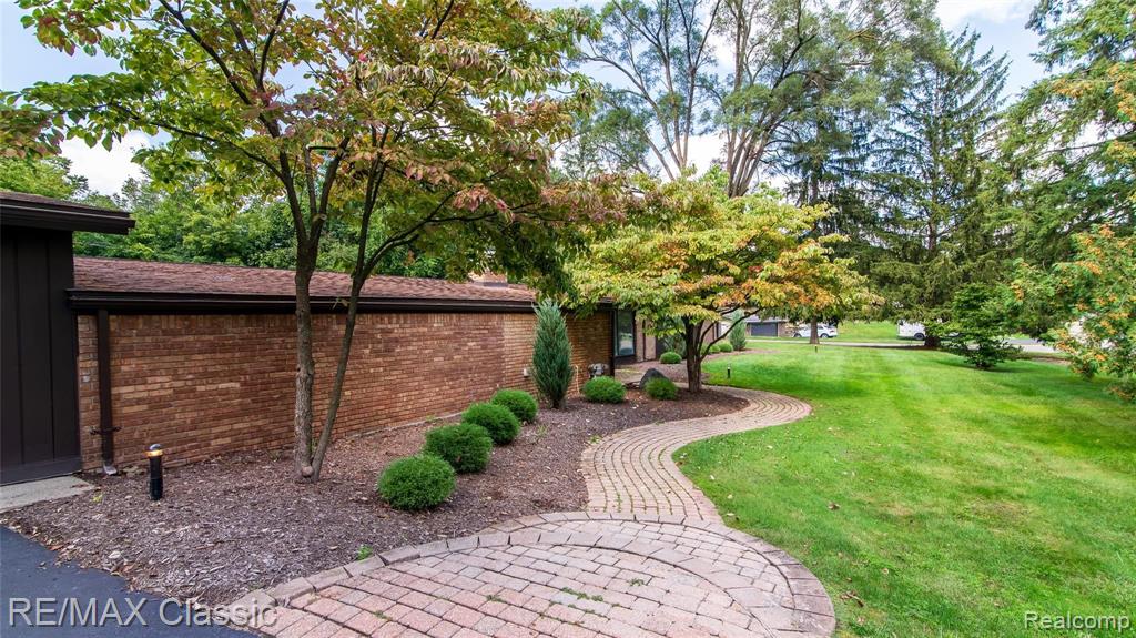29726 Highmeadow Road Farmington Hills, MI 48334 - Photo 8 of 52