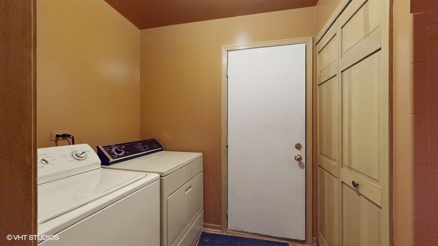545 Abbey Road Bartlett, IL 60103 - Photo 13 of 28 a utility room with dryer and washer