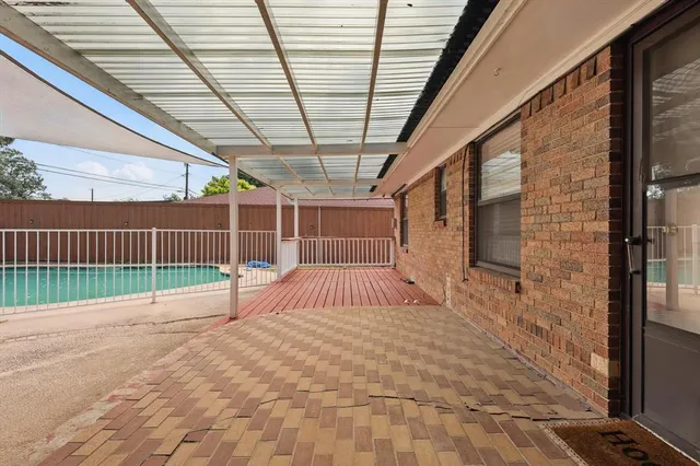 a view of street with a small yard