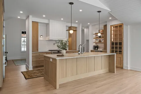$1,795,000 | 853 Sauganash Drive, Fontana, WI 53125