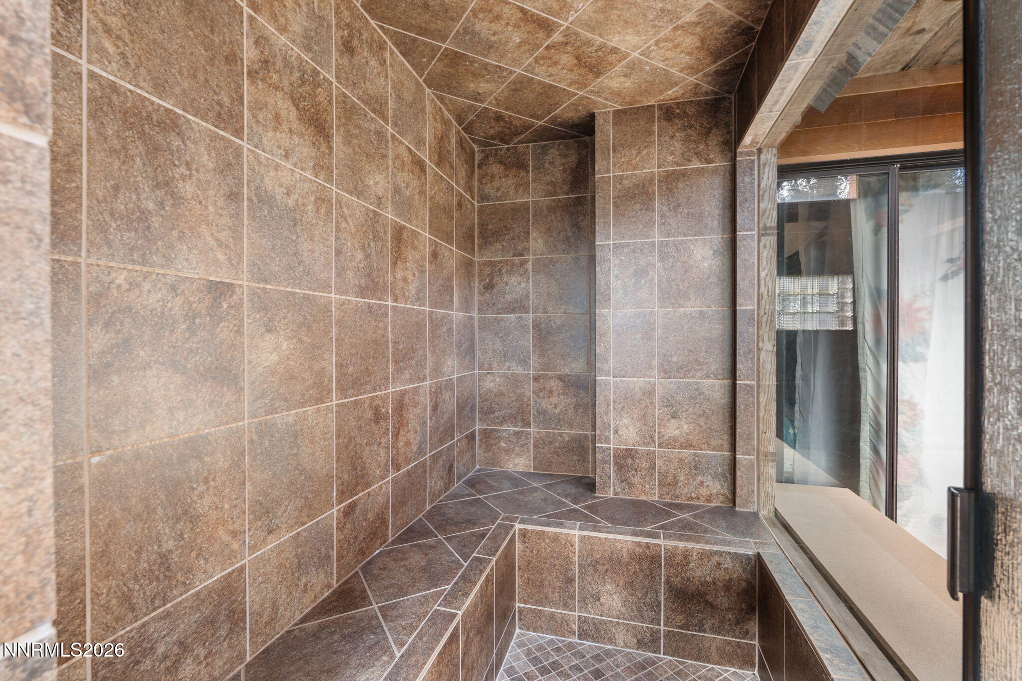 21845 Adobe Road Reno, NV 89521 - Photo 52 of 65 a bathroom with a bathtub