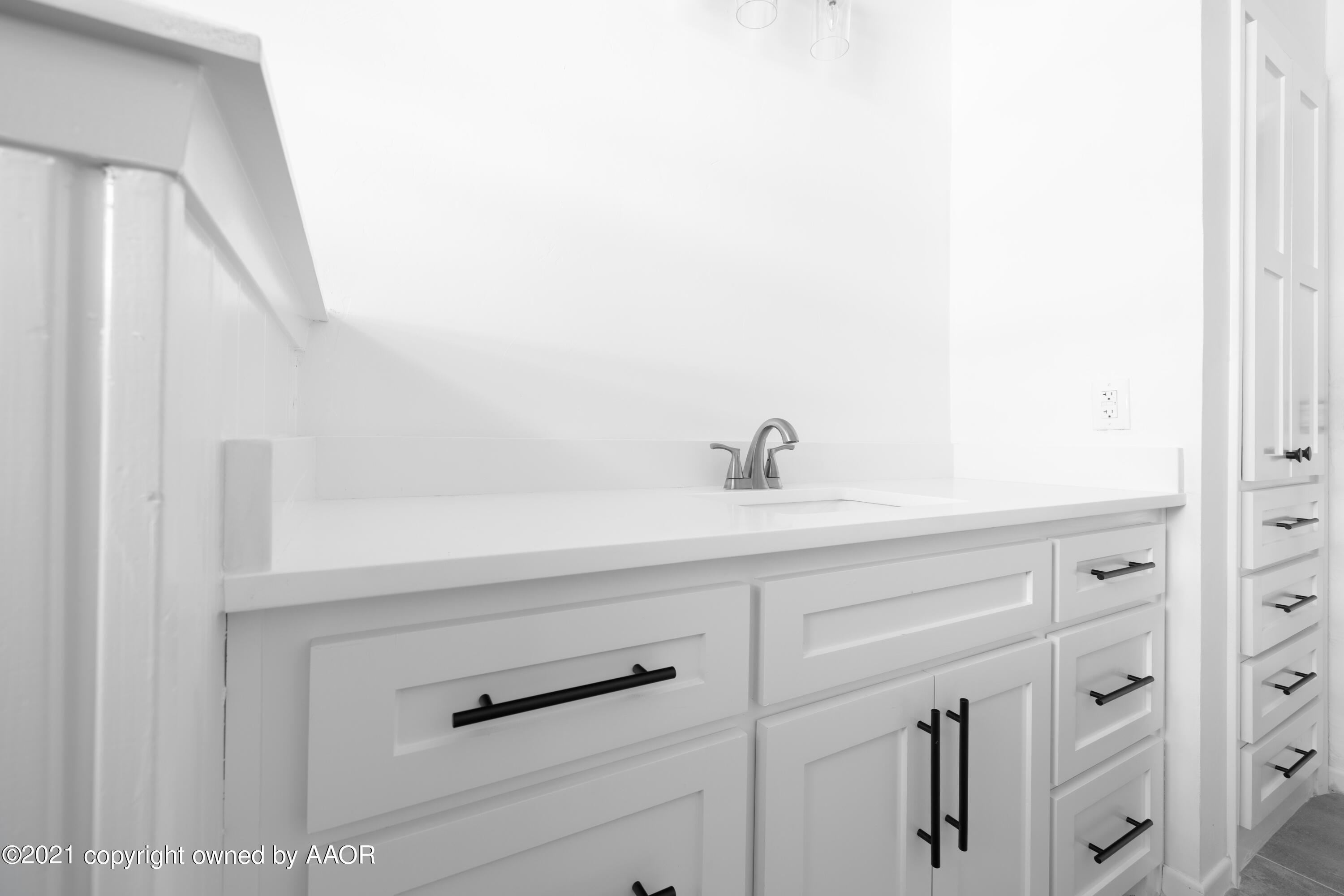 3913 Kileen Drive Amarillo, TX 79109 - Photo 28 of 38 Hall Bathroom