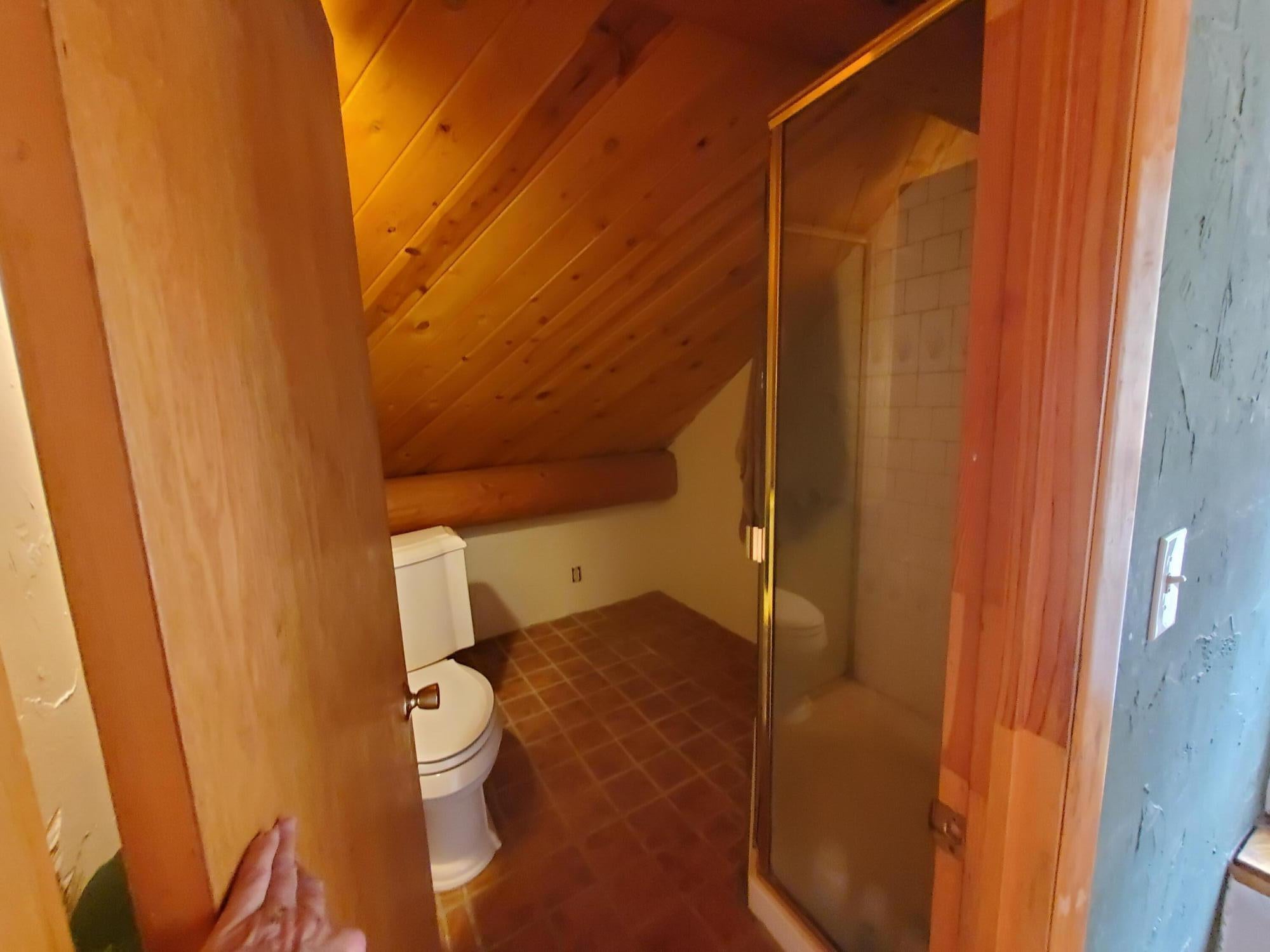 150 Rattlesnake Road Glendale, OR 97442 - Photo 29 of 67 Primary Master Loft Bathroom