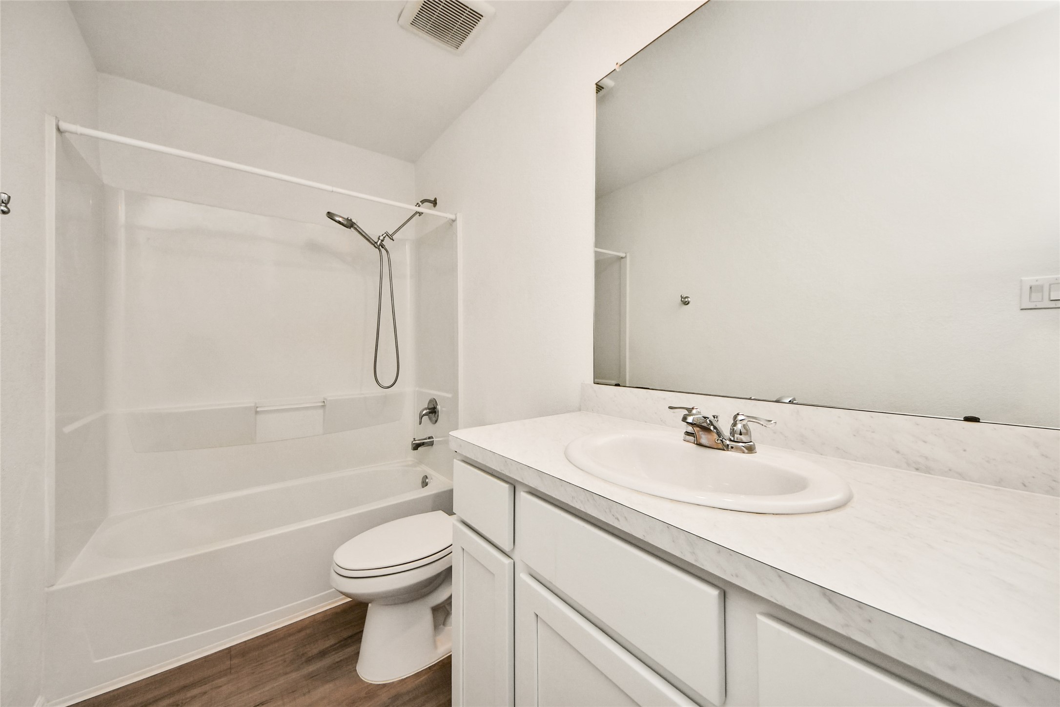 5011 Stratton Lane Rosharon, TX 77583 - Photo 24 of 38 Bright bathroom with modern fixtures and finishes.