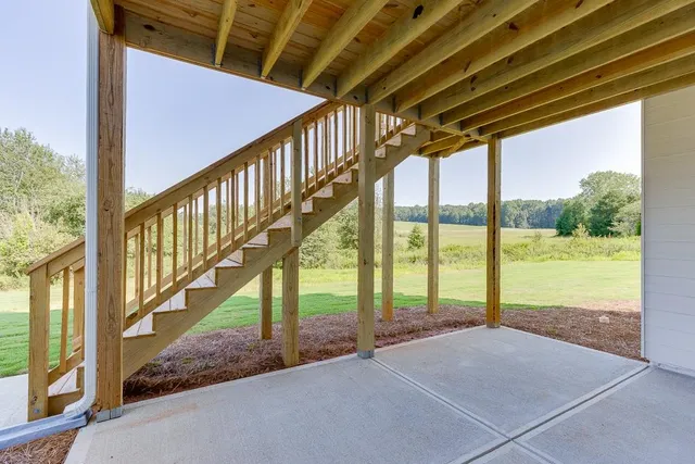 a view of a house with backyard