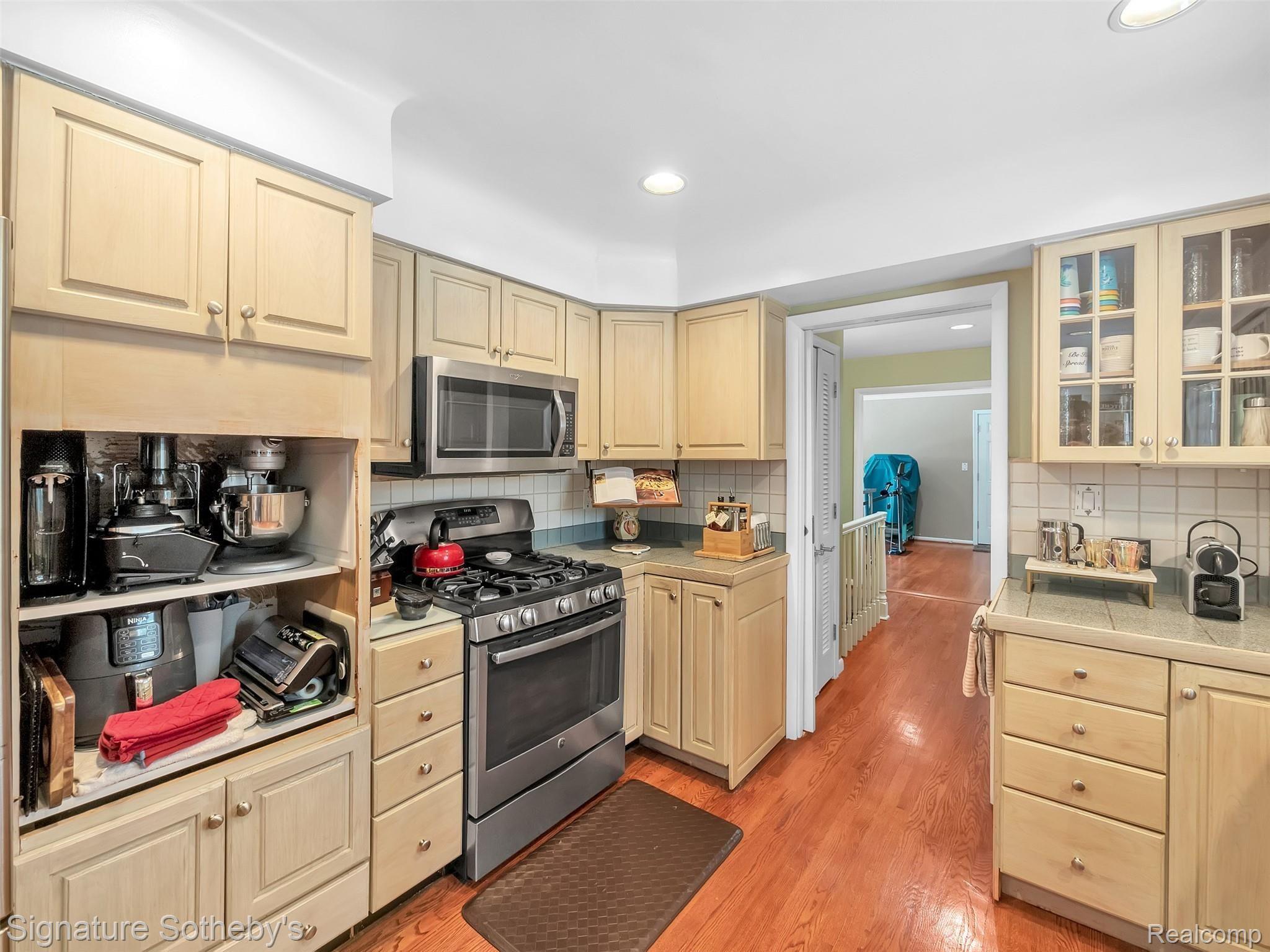 6700 Meadowlake Road Bloomfield Hills, MI 48301 - Photo 13 of 58 32-6700-Meadowlake-Rd-WindowStill-Real-Estate-Photgraphy-32.jpg