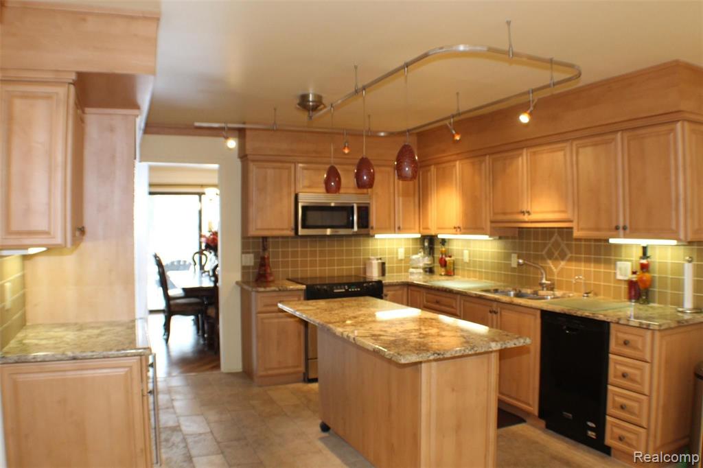 30825 Timberbrook Lane Bingham Farms, MI 48025 - Photo 3 of 24