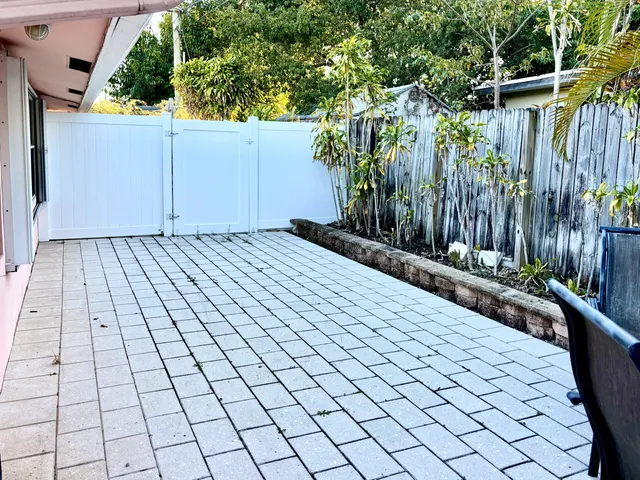 a view of a backyard