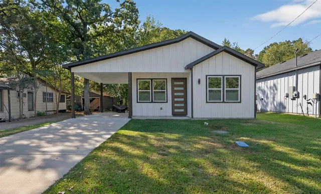 a view of a house with backyard and garden