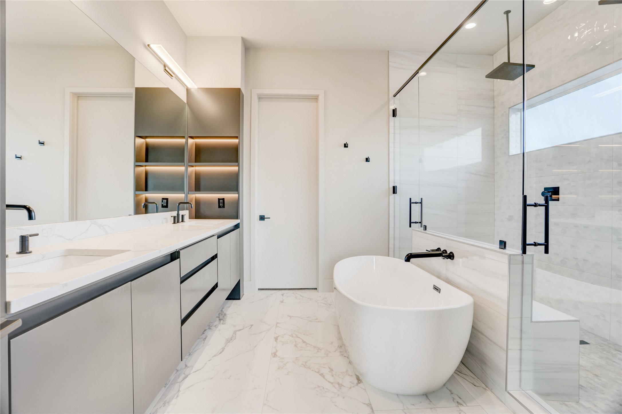 1116 Peden Street Houston, TX 77006 - Photo 32 of 48 Primary Bathroom