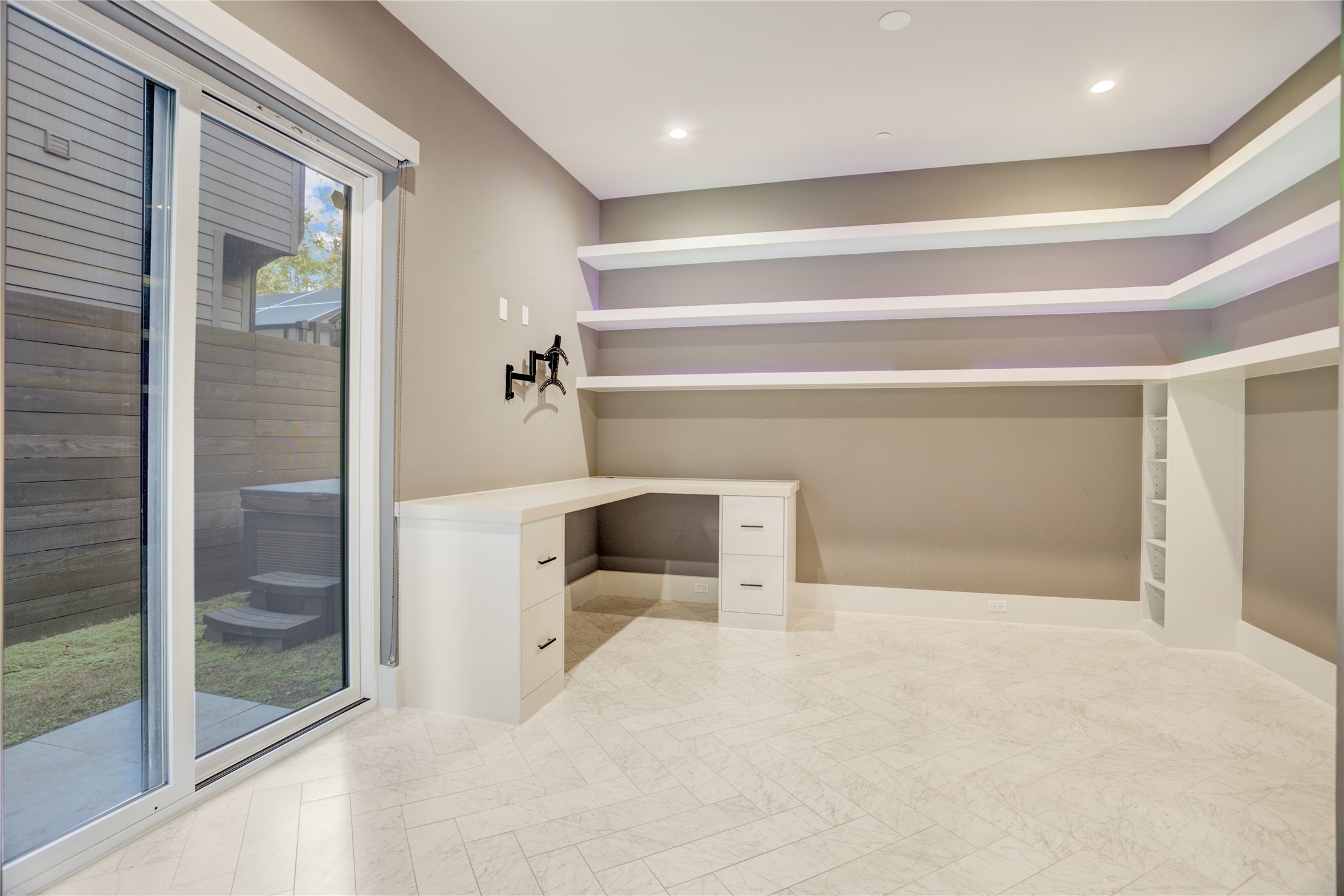 1116 Peden Street Houston, TX 77006 - Photo 5 of 48 1st Floor Bedroom/Office with Ensuite Bathroom