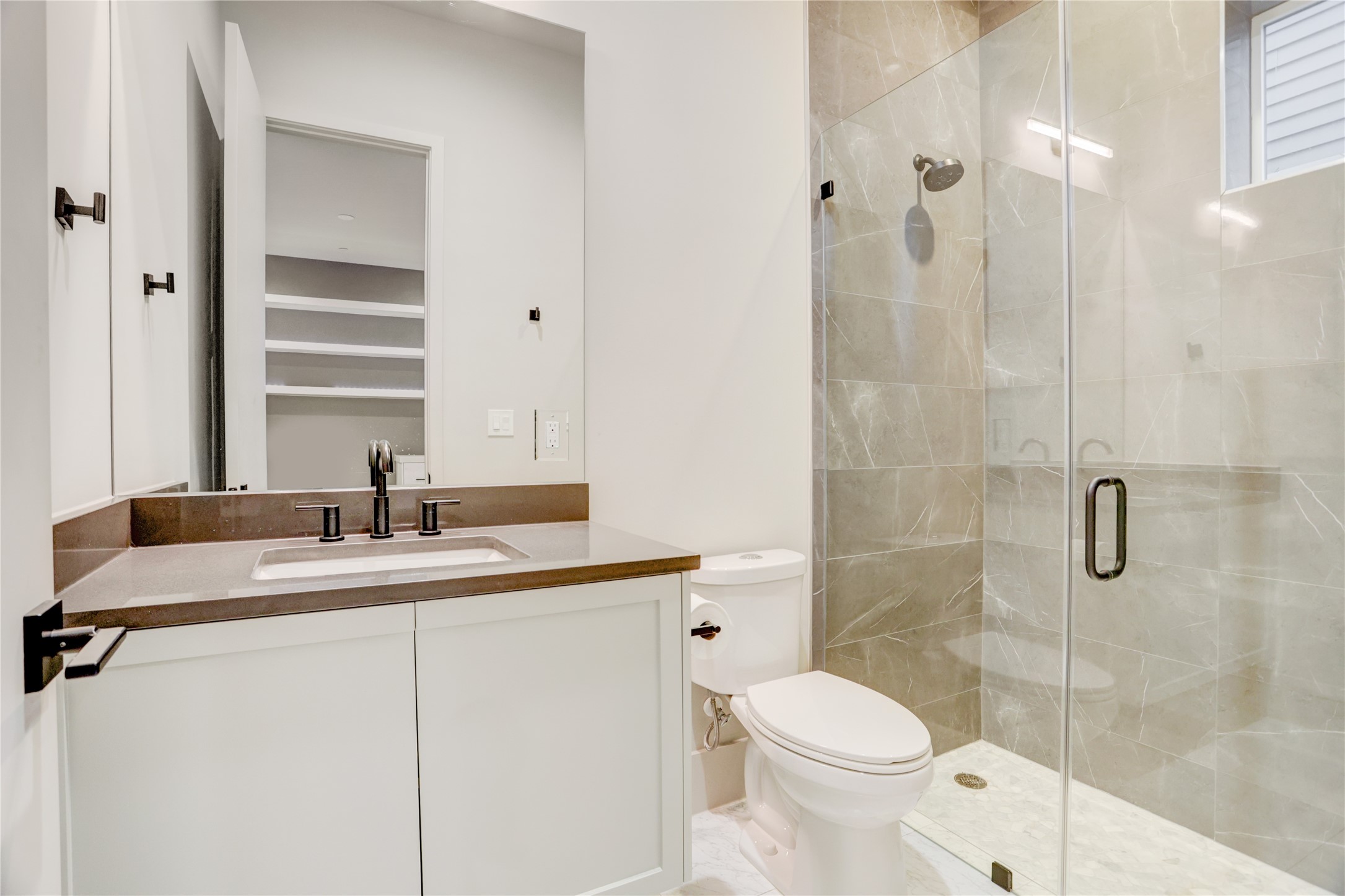 1116 Peden Street Houston, TX 77006 - Photo 8 of 48 First Floor Ensuite Bathroom