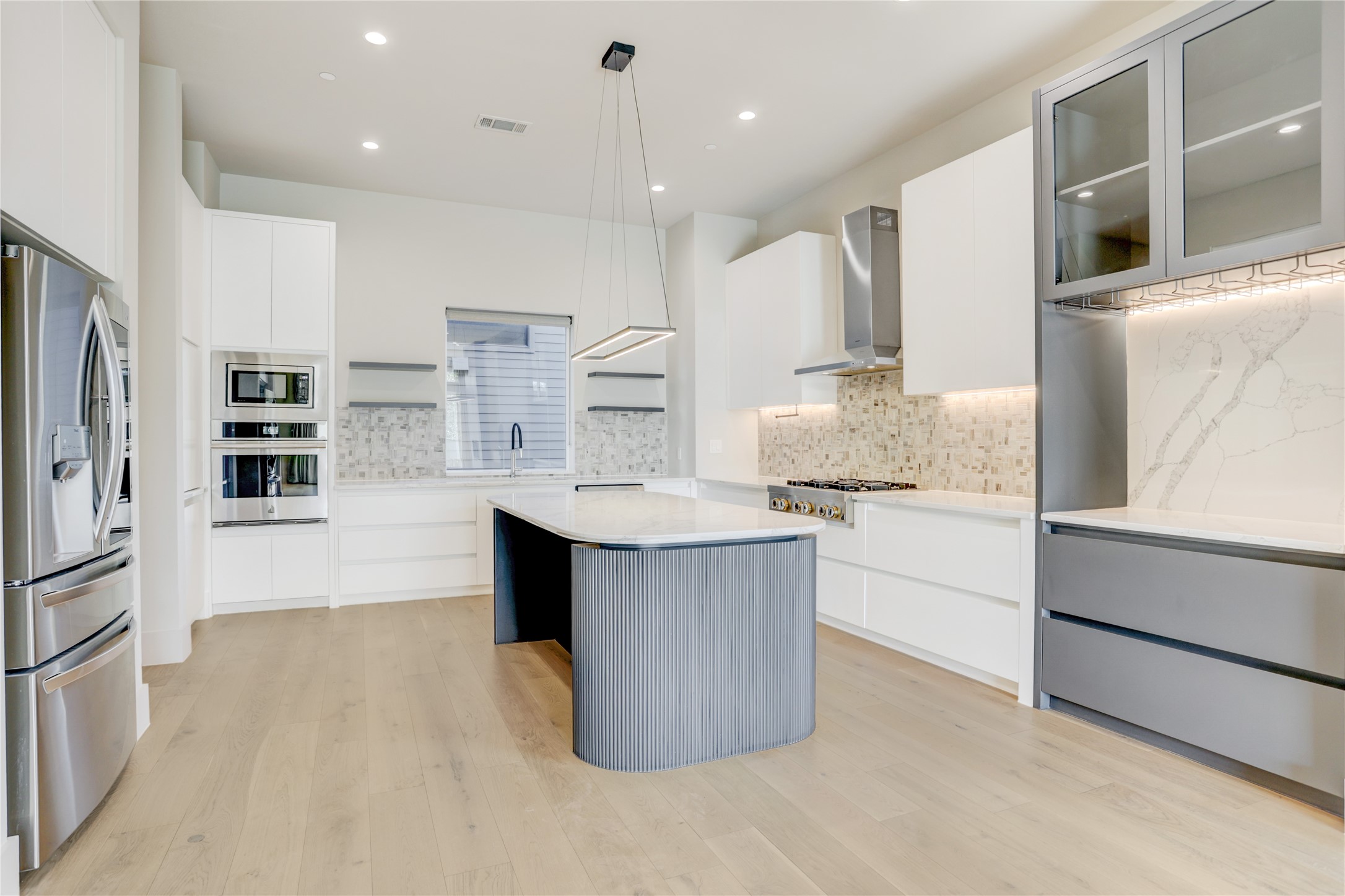 1116 Peden Street Houston, TX 77006 - Photo 10 of 48 Kitchen with Large Island, Lots of Storage, Walk In Pantry and Stainless Steal Appliances