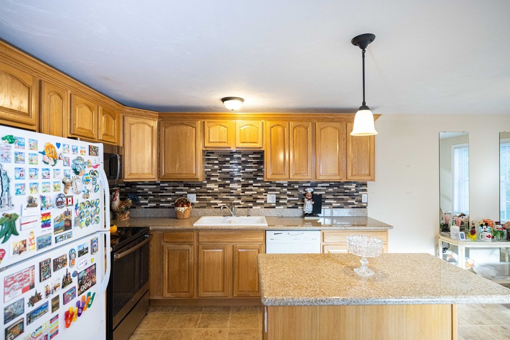 54 Honeysuckle Road Worcester, MA 01607 - Photo 6 of 41 Gallery Image 6