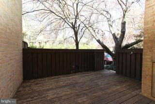 2022 Lakebreeze Way Reston, VA 20191 - Photo 17 of 25 a backyard of a house
