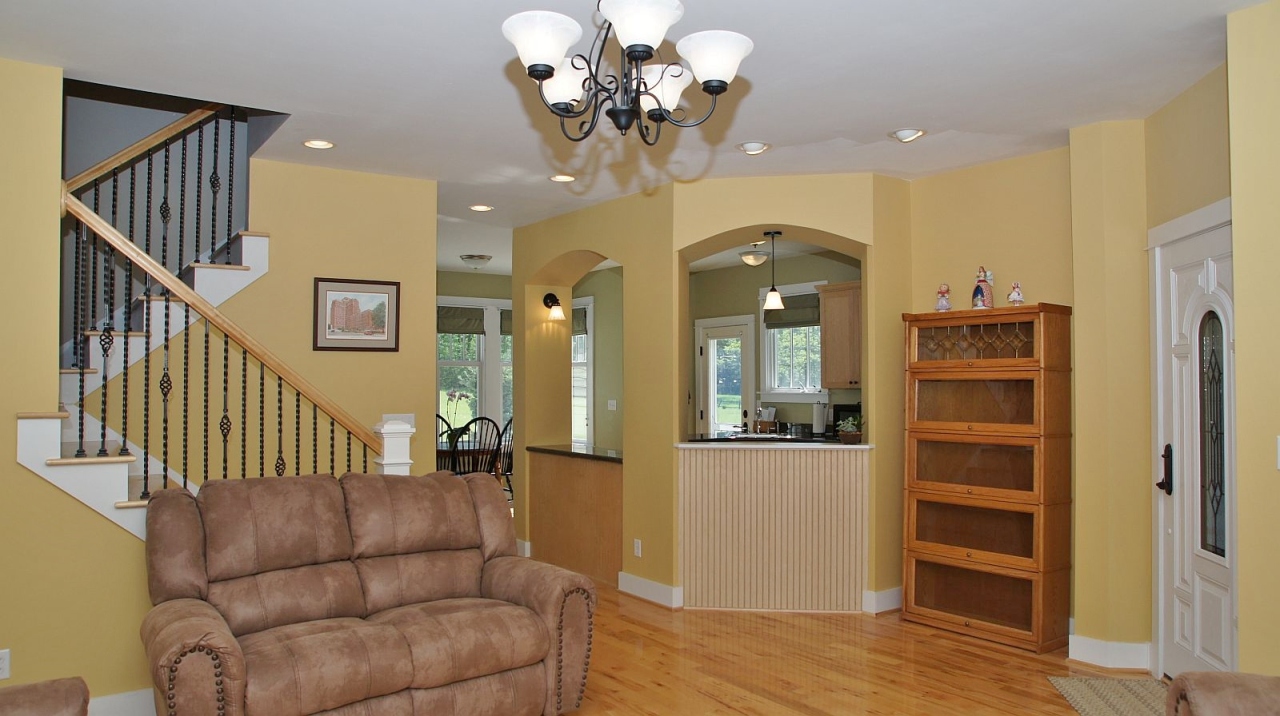 7554 Old Mill Road Roanoke, VA 24018 - Photo 9 of 25 Entry toward Stairway