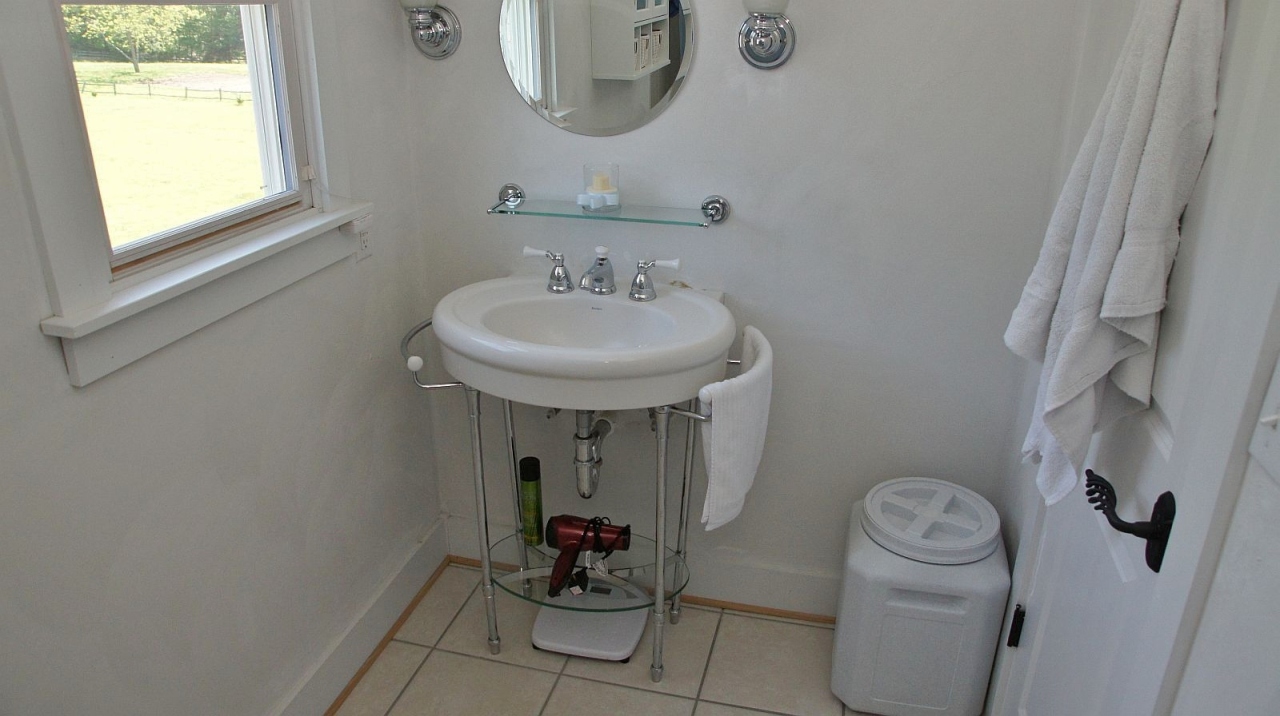 7554 Old Mill Road Roanoke, VA 24018 - Photo 20 of 25 Upper level Full Bath