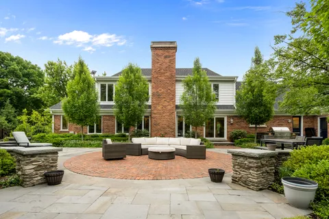 $1,695,000 | 150 North Suffolk Lane, Lake Forest, IL 60045
