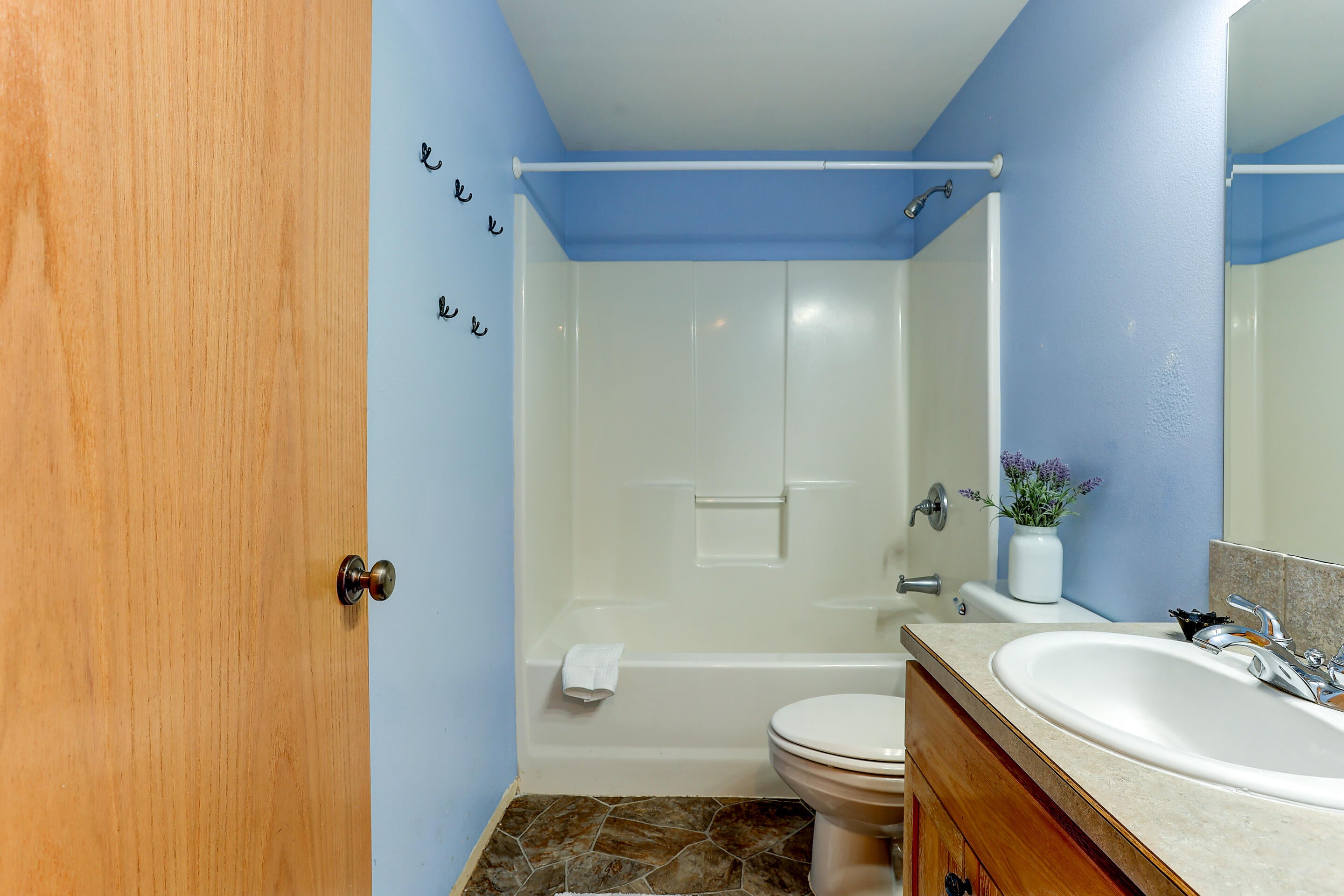 20581 Dylan Loop Bend, OR 97702 - Photo 21 of 26 2nd bathroom