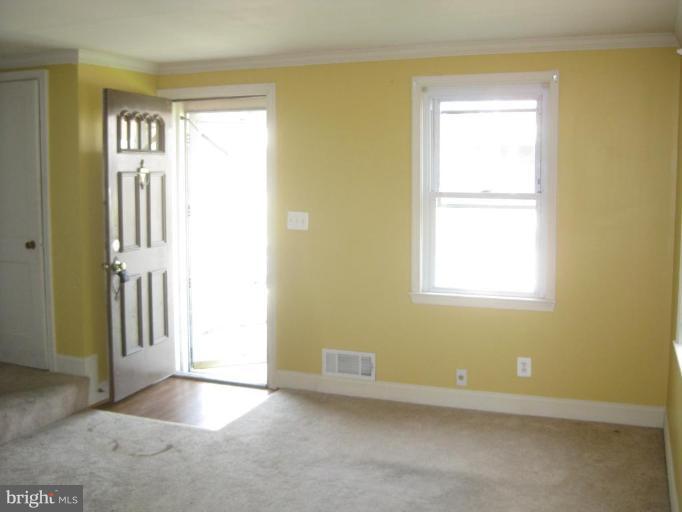 7313 Kirtley Road Baltimore, MD 21224 - Photo 5 of 18 Entrance / Foyer