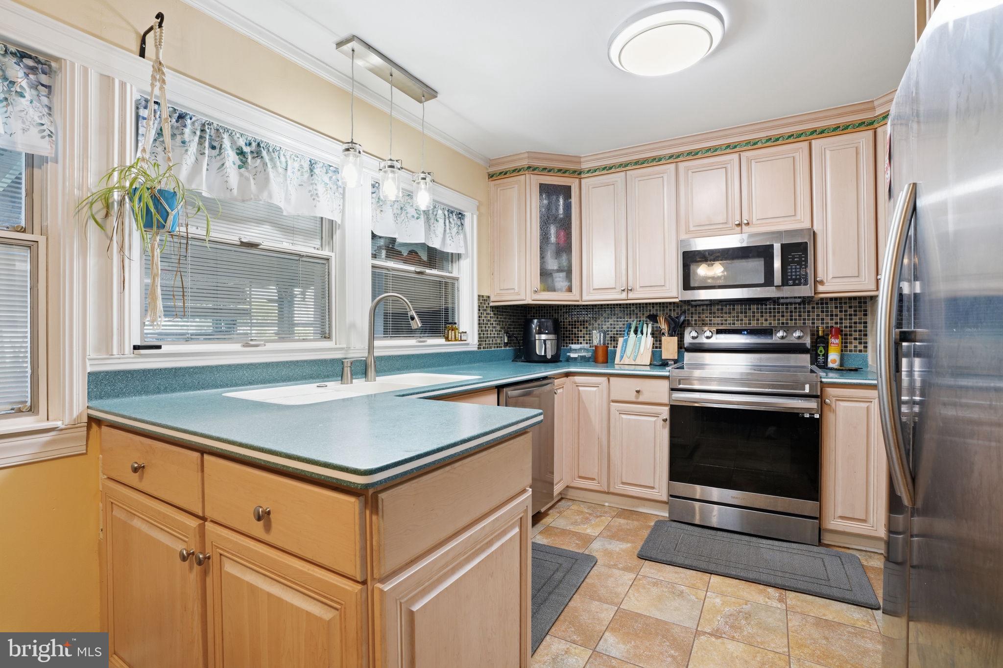 14 Hemlock Road Levittown, PA 19056 - Photo 6 of 31 Gallery Image 6
