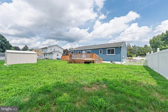 a view of a house with backyard and porch