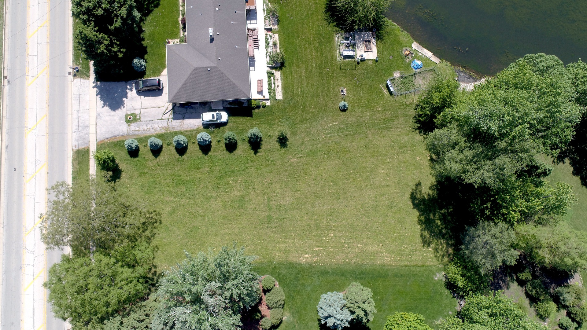 806 Plainfield Road Downers Grove, IL 60516 - Photo 4 of 16 an aerial view of a residential houses with yard