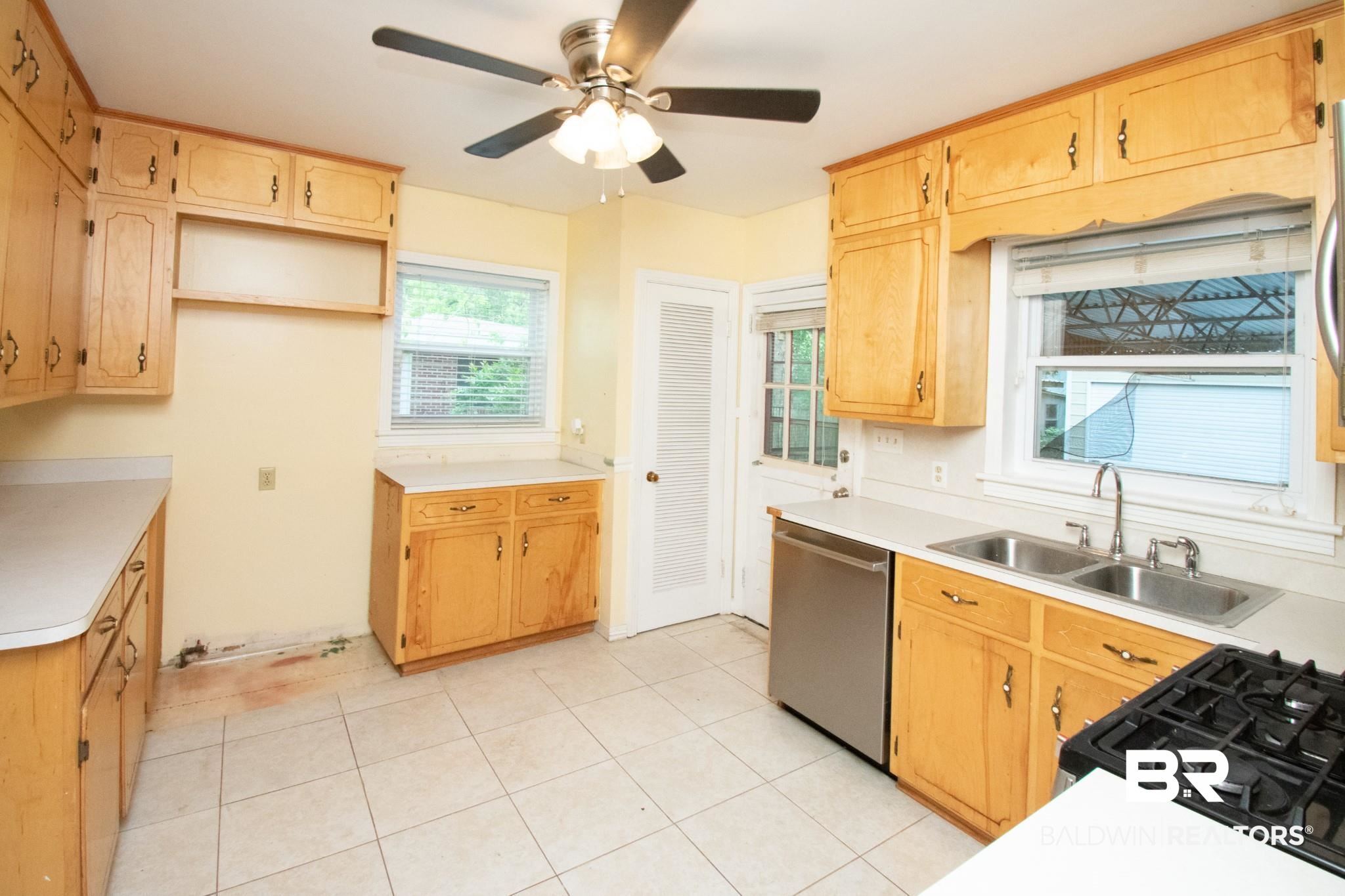 411 Sutherland Drive Mobile, AL 36611 - Photo 12 of 33