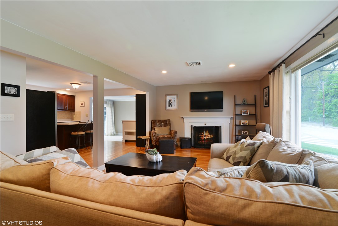 70 Chatham Road Cranston, RI 02920 - Photo 3 of 15